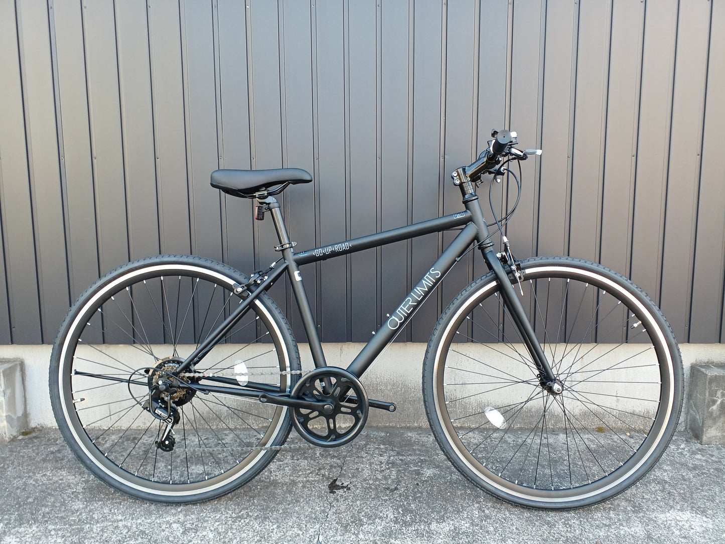 【店舗 在庫あり】クロスバイク アウターリミッツ 700C 6段変速 マットブラック